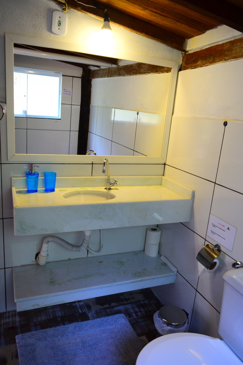 Chalet Amarelo bathroom